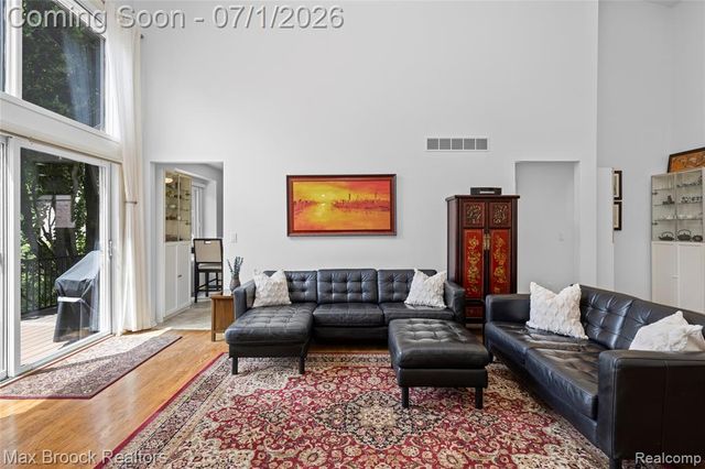 4860 Lagoons Circle, West Bloomfield, MI 48323