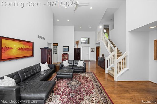 4860 Lagoons Circle, West Bloomfield, MI 48323