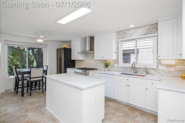 4860 Lagoons Circle, West Bloomfield, MI 48323