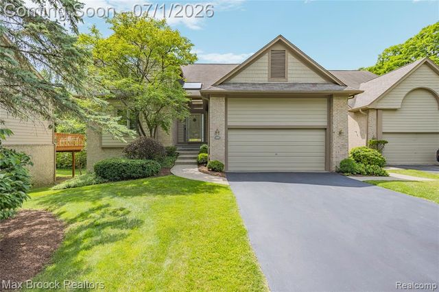 4860 Lagoons Circle, West Bloomfield, MI 48323