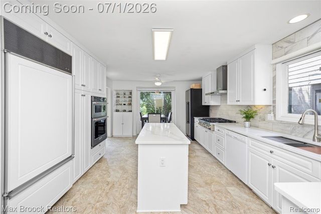 4860 Lagoons Circle, West Bloomfield, MI 48323