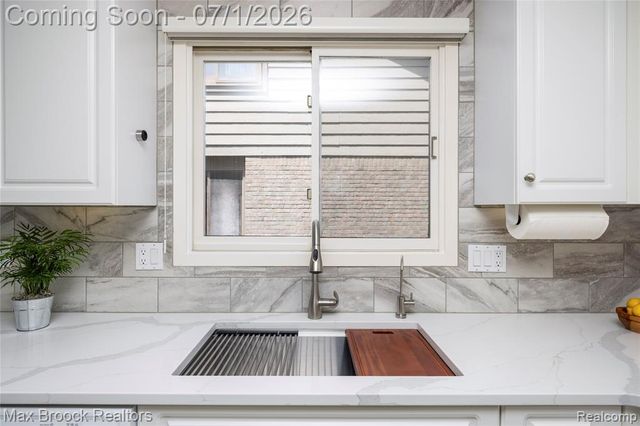 4860 Lagoons Circle, West Bloomfield, MI 48323