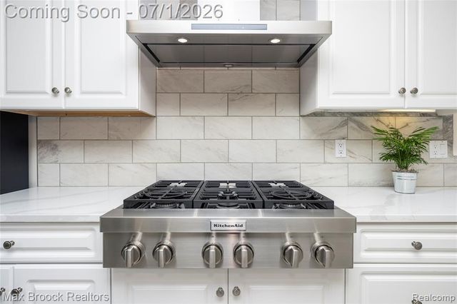 4860 Lagoons Circle, West Bloomfield, MI 48323