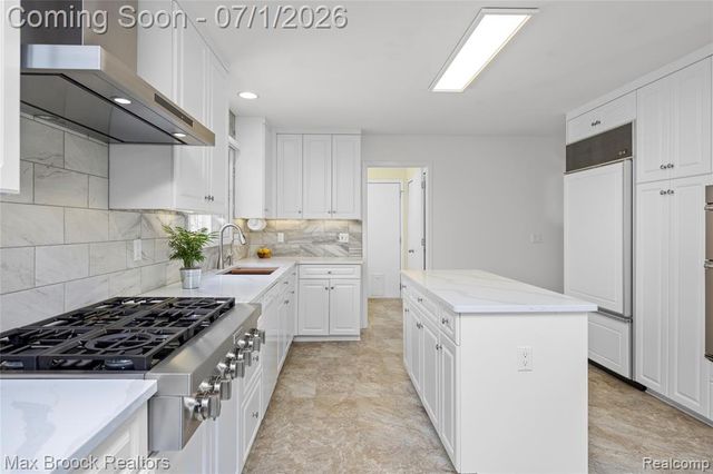 4860 Lagoons Circle, West Bloomfield, MI 48323
