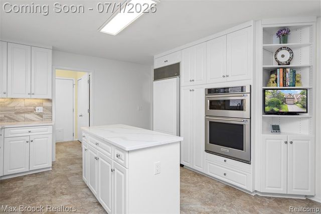 4860 Lagoons Circle, West Bloomfield, MI 48323