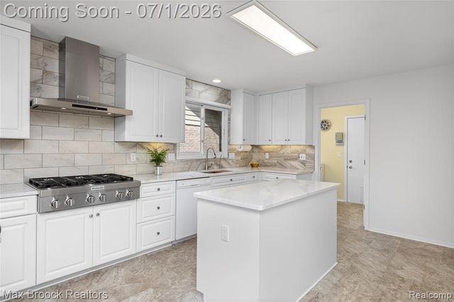 4860 Lagoons Circle, West Bloomfield, MI 48323