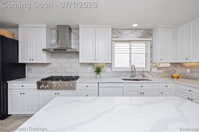 4860 Lagoons Circle, West Bloomfield, MI 48323