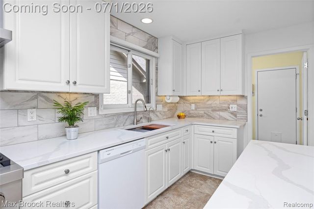 4860 Lagoons Circle, West Bloomfield, MI 48323