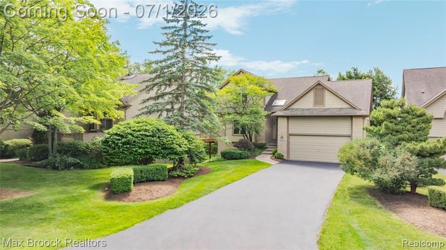4860 Lagoons Circle, West Bloomfield, MI 48323