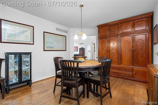 4860 Lagoons Circle, West Bloomfield, MI 48323