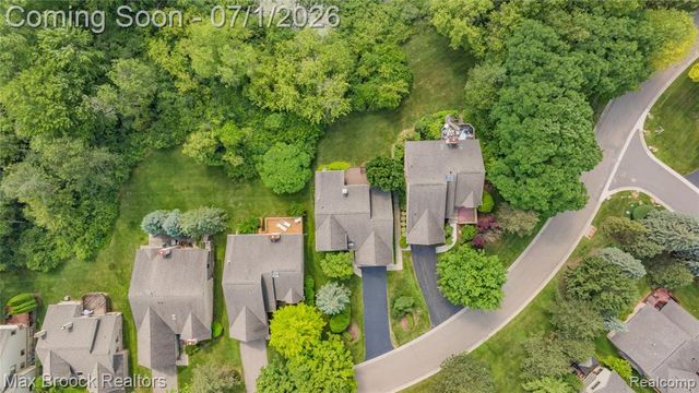 4860 Lagoons Circle, West Bloomfield, MI 48323