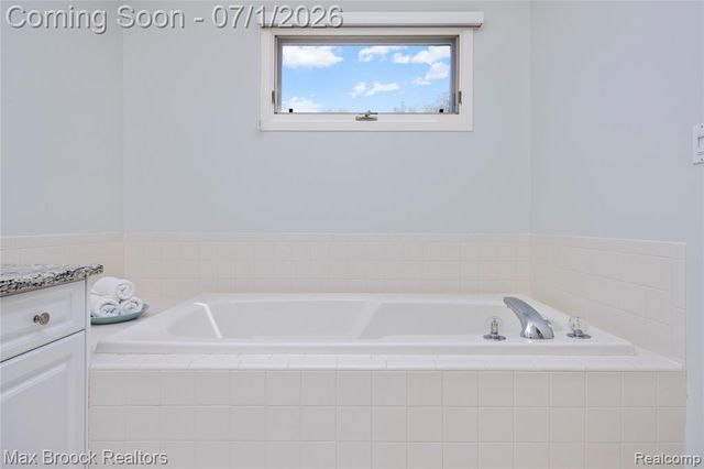 4860 Lagoons Circle, West Bloomfield, MI 48323