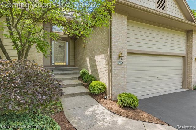 4860 Lagoons Circle, West Bloomfield, MI 48323