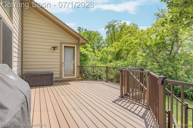 4860 Lagoons Circle, West Bloomfield, MI 48323