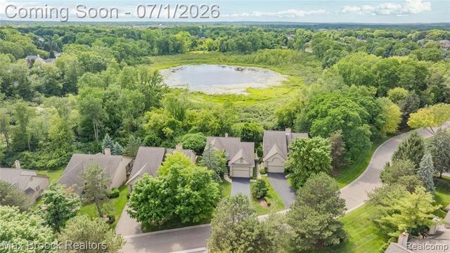 4860 Lagoons Circle, West Bloomfield, MI 48323