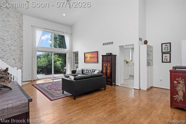 4860 Lagoons Circle, West Bloomfield, MI 48323