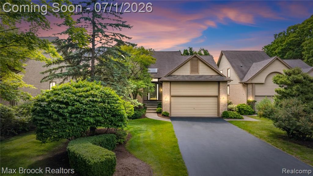 4860 Lagoons Circle, West Bloomfield, MI 48323