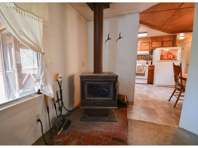 214 THOMPSON Rd, Riddle, OR 97469