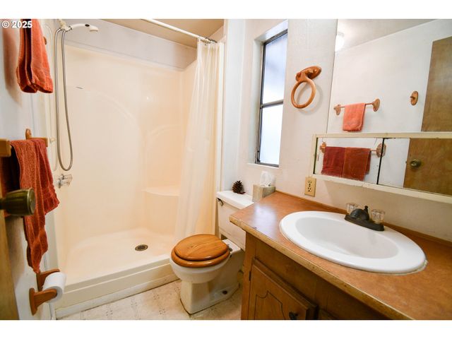 214 THOMPSON Rd, Riddle, OR 97469