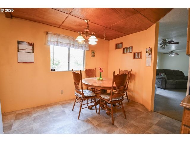 214 THOMPSON Rd, Riddle, OR 97469