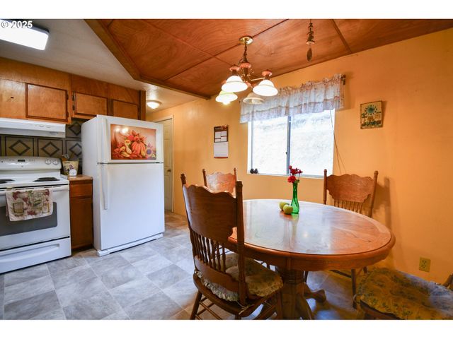 214 THOMPSON Rd, Riddle, OR 97469