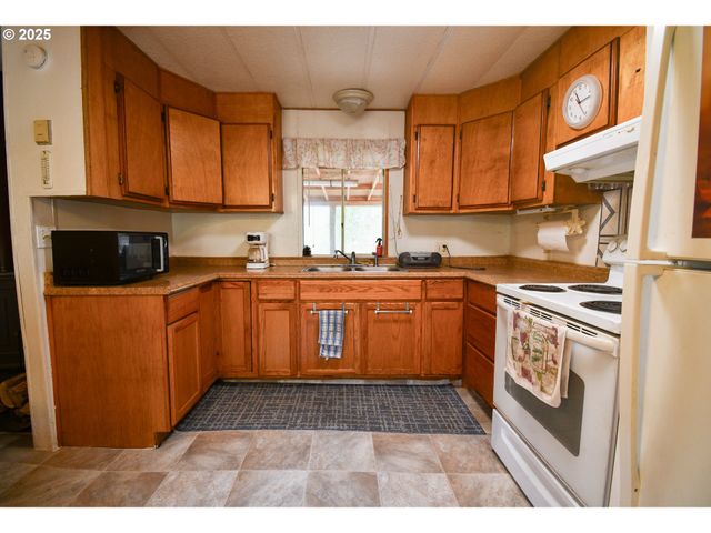 214 THOMPSON Rd, Riddle, OR 97469