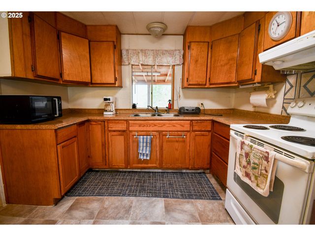 214 THOMPSON Rd, Riddle, OR 97469