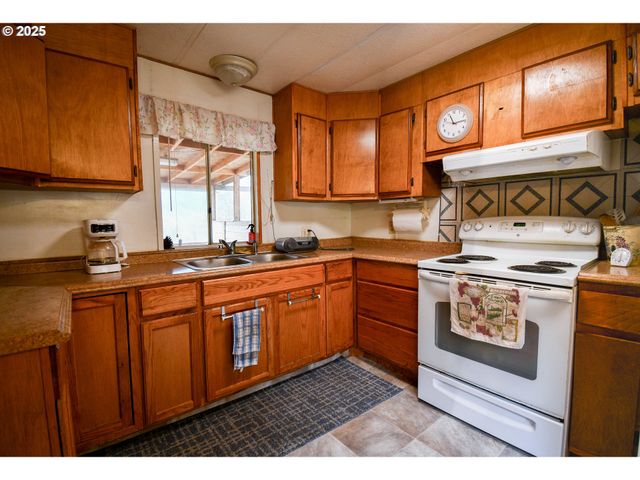 214 THOMPSON Rd, Riddle, OR 97469