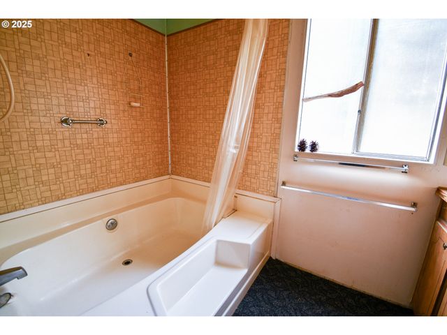 214 THOMPSON Rd, Riddle, OR 97469