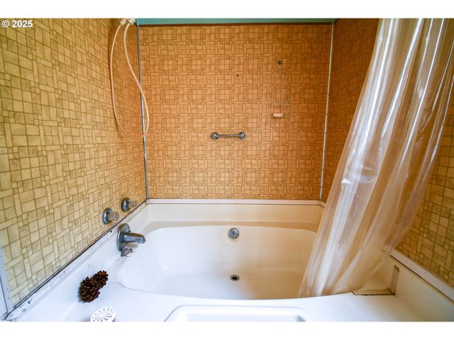 214 THOMPSON Rd, Riddle, OR 97469