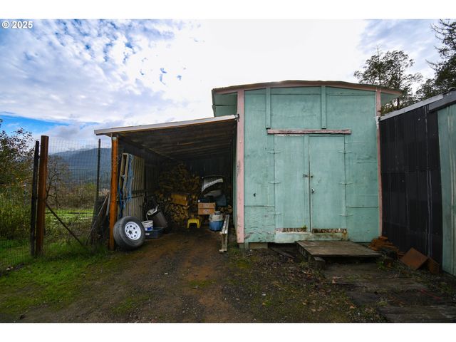 214 THOMPSON Rd, Riddle, OR 97469