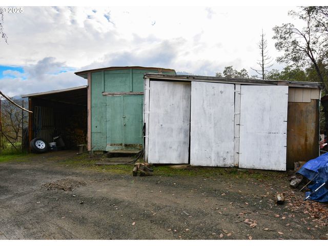 214 THOMPSON Rd, Riddle, OR 97469