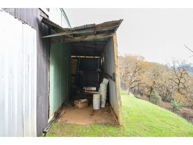 214 THOMPSON Rd, Riddle, OR 97469