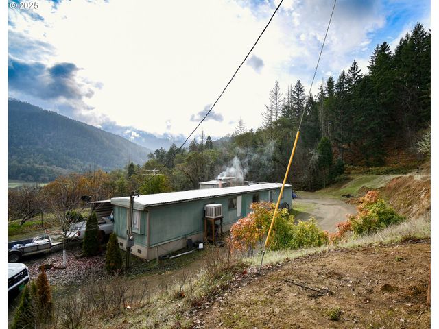 214 THOMPSON Rd, Riddle, OR 97469