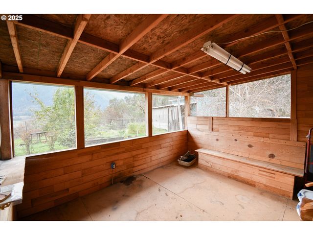 214 THOMPSON Rd, Riddle, OR 97469