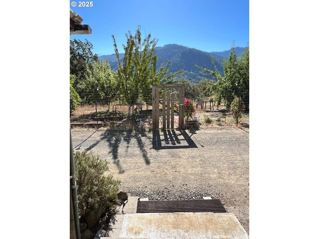 214 THOMPSON Rd, Riddle, OR 97469