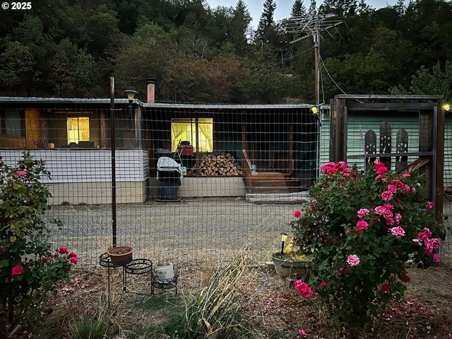 214 THOMPSON Rd, Riddle, OR 97469