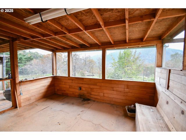 214 THOMPSON Rd, Riddle, OR 97469