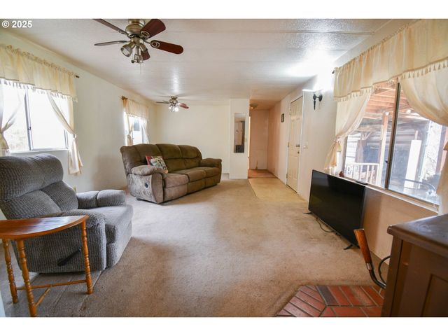 214 THOMPSON Rd, Riddle, OR 97469