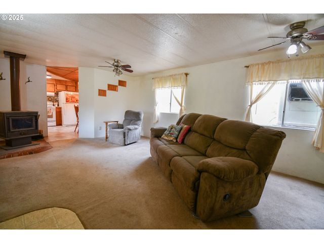 214 THOMPSON Rd, Riddle, OR 97469