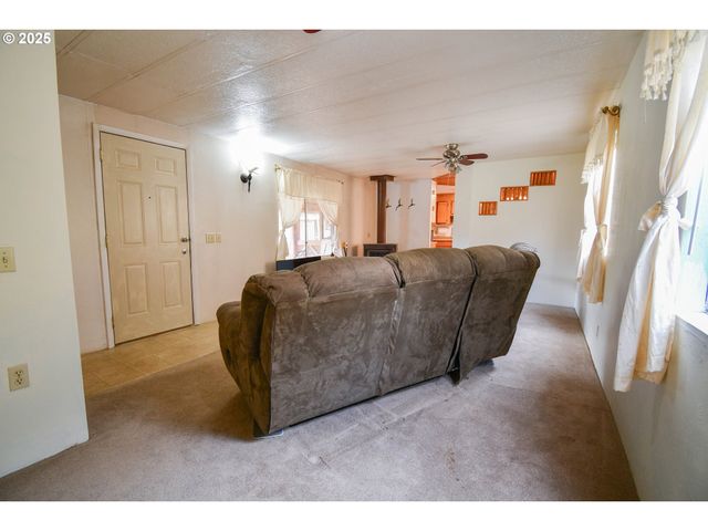 214 THOMPSON Rd, Riddle, OR 97469