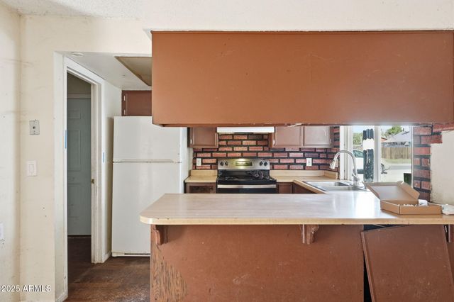 8861 W WELDON Avenue, Phoenix, AZ 85037