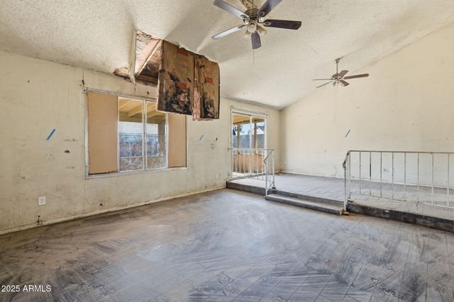 8861 W WELDON Avenue, Phoenix, AZ 85037