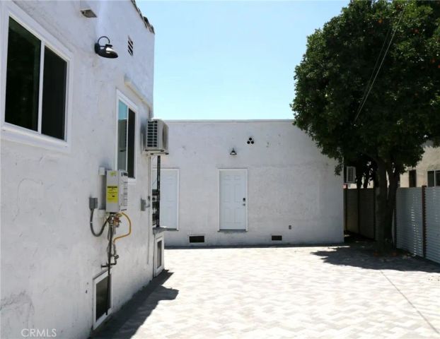 2437 Houston, Los Angeles, CA 90033