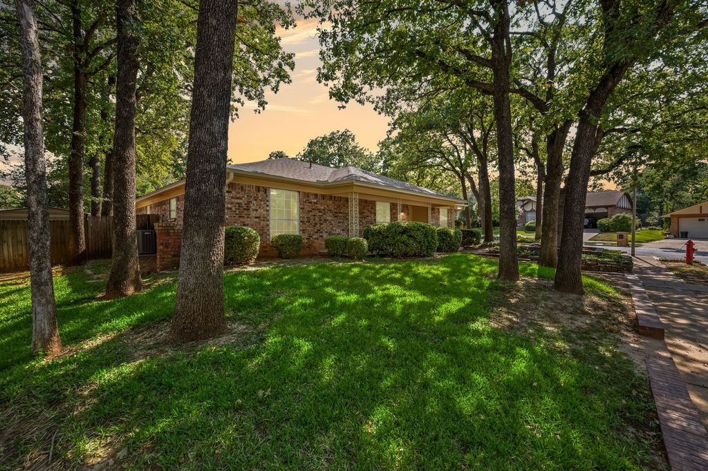 3000 Willow Lane, Bedford, TX 76021