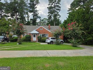 1746 UPPER RIVER Road, Macon, GA 31211