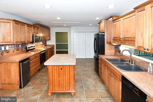 8870 BROOK DR, Waldorf, MD 20603
