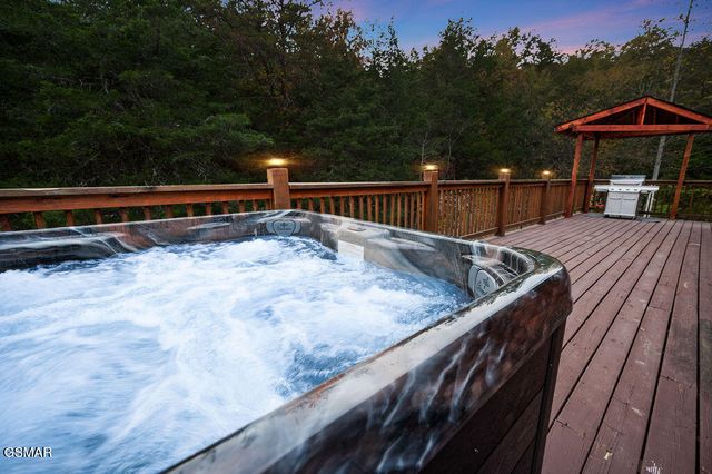 2594 Windfall Estates Drive, Sevierville, TN 37876