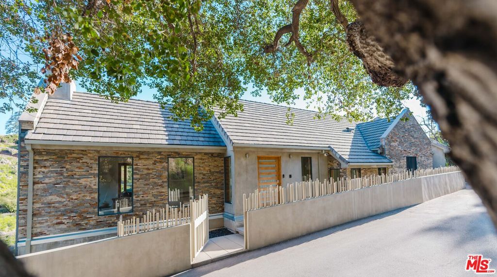 Image 1 of property listing at 10110 Cielo Dr, Beverly Hills, CA 90210