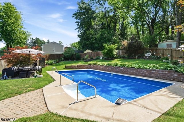47 Summit Rd, Hamburg Boro, NJ 07419